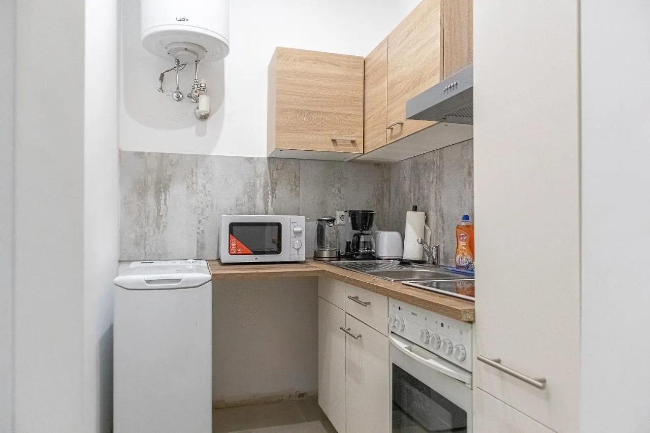 Homelike 2Br Apt Near U1 Reumannplatz - 9 Min To Center Wenen 0*,  Oostenrijk